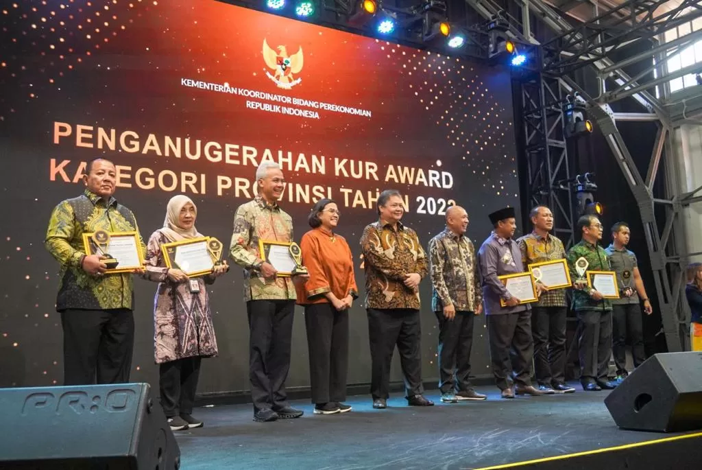 Menko Bidang Perekonomian Airlangga Hartarto. memberikan penganugerahan KUR Award kategori Provinsi, Rabu (09/08/2023), di Posbloc, Jakarta Pusat. foto: ist