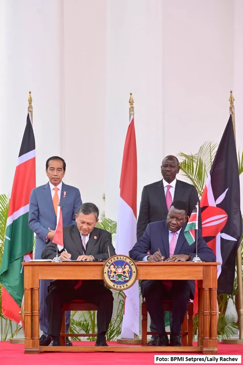 Disaksikan Presiden Jokowi, Menteri ESDM RI Arifin Tasrif melakukan penandatanganan MoU dengan Menteri (Sekretaris Kabinet) Energi dan Petroleum Kenya Davis Chirchir di bidang energi. foto: ist