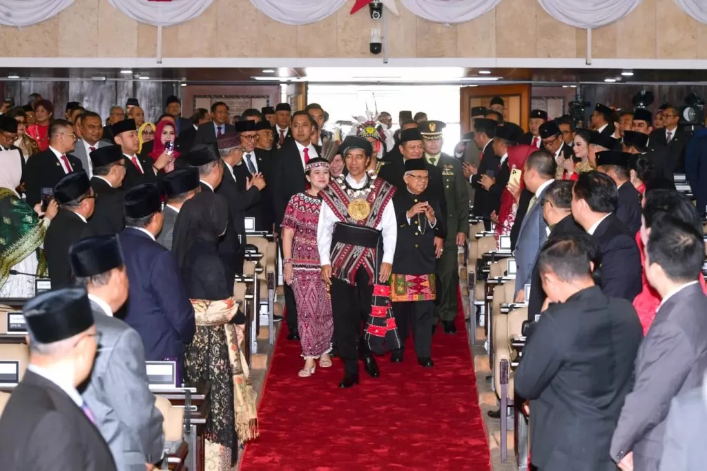 Presiden Jokowi didampingi Wapres Ma’ruf Amin memasuki Ruang Rapat Paripurna, Gedung Nusantara MPR/DPR/DPD RI, Senayan, Jakarta, Rabu (16/8/2023). foto : ist