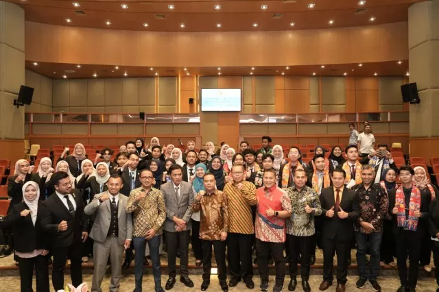 Wakil Ketua DPR RI Sufmi Dasco Ahmad menerima kunjungan Delegasi Pemimpin Mahasiswa Malaysia, di ruang Abdul Muis Gedung Nusantara. foto: ist