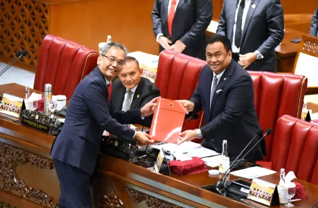 Anggota DPR RI Sihar Sitorus saat menyerahkan pandangan Fraksi PDI-Perjuangan atas RAPBN 2024 dalam Rapat Paripurna di Gedung Nusantara II, Senayan, Jakarta, Selasa (22/8/2023). foto: ist