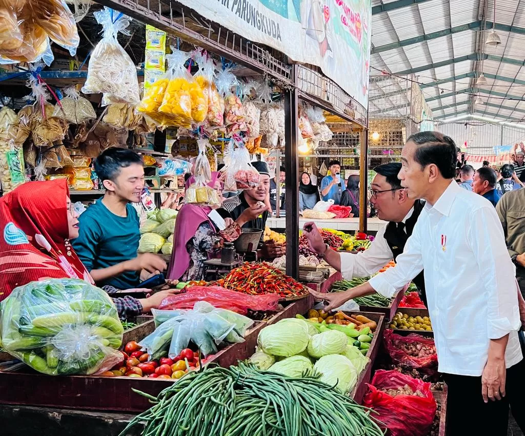 Presiden Jokowi meninjau harga sejumlah kebutuhan pokok di Pasar Parungkuda, Kabupaten Sukabumi, Provinsi Jawa Barat, Jumat (4/8/2023). foto: ist