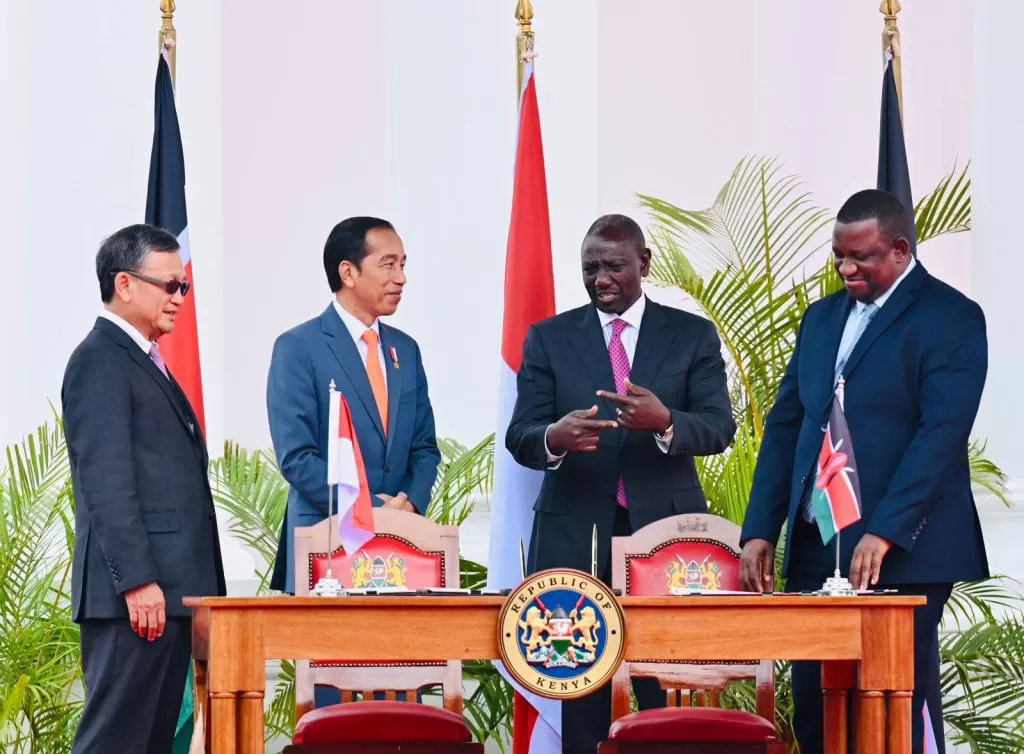 Presiden Jokowi dan Presiden Republik Kenya, William Ruto di sela penandatanganan kerja sama kedua negara, di State House, Nairobi, Republik Kenya, Senin (21/8/2023). foto: ist