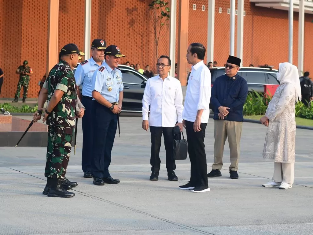 Presiden Jokowi sebelum bertolak menuju Bandara Cakrabhuwana Cirebon, Jateng  dari Pangkalan TNI AU Halim Perdanakusuma, Jakarta, Selasa (29/8/2023).  foto: ist