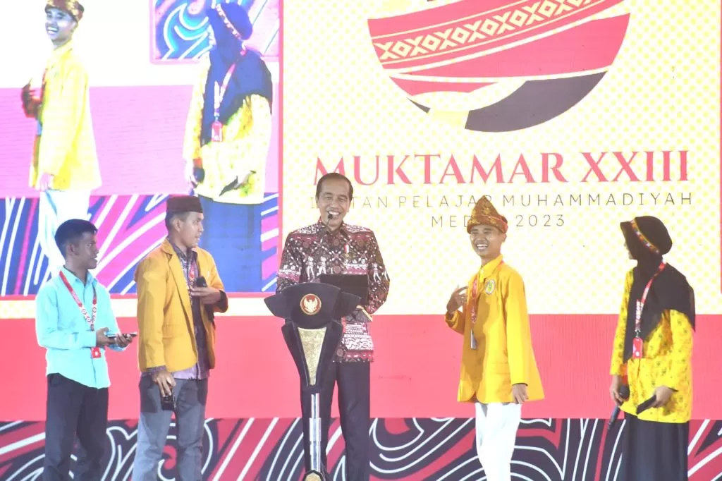 Presiden Jokowi berdialog dengan empat orang kader IPM, pada pembukaan Muktamar ke-23 IPM, Sabtu (19/8/2023), di DeliSerdang, Sumut. foto: ist