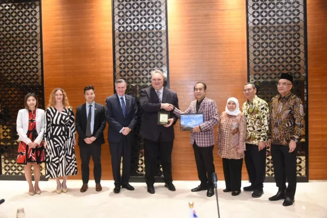 Ketua Komisi VIII DPR RI, Ashabul Kahfi saat bertukar cenderamata usai menerima kunjungan Menteri Perdagangan Selandia Baru Rino Tirikatene ke DPR RI, Senayan Jakarta, Kamis (24/8/2023). foto: ist