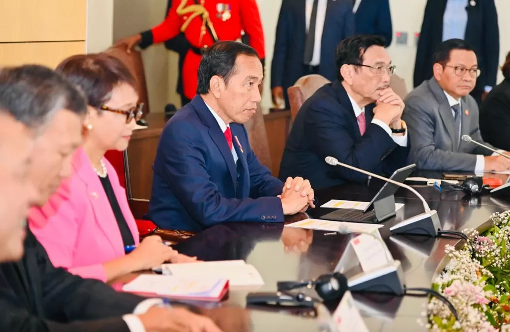 Presiden Jokowi didampingi Menko Marives Luhut Binsar Panjaitan, Menlu Retno Marsudi, dan Seskab Pramono Anung saat melakukan pertemuan bilateral, Selasa (22/8/2023), di Dar Es Salaam State House, Republik Persatuan Tanzania. foto: ist