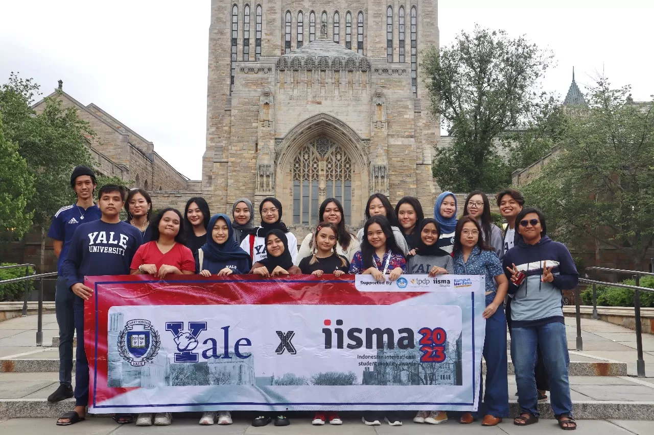 Sebanyak 20 peserta program pertukaran mahasiswa dalam IISMA 2023, berfoto bersama di depan Yale University, Universitas Yale, New Haven, Connecticut, Amerika Serikat, belum lama ini. Foto: Kemendikbudristek