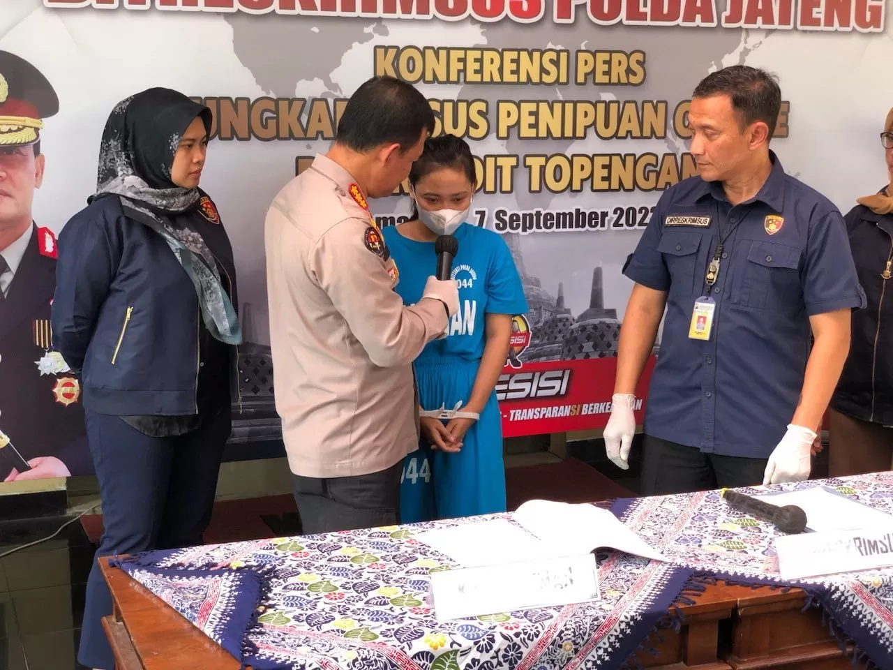 Tersangka TDR memberikan keterangan perihal kejahatan siber yang dia lakukan/IST