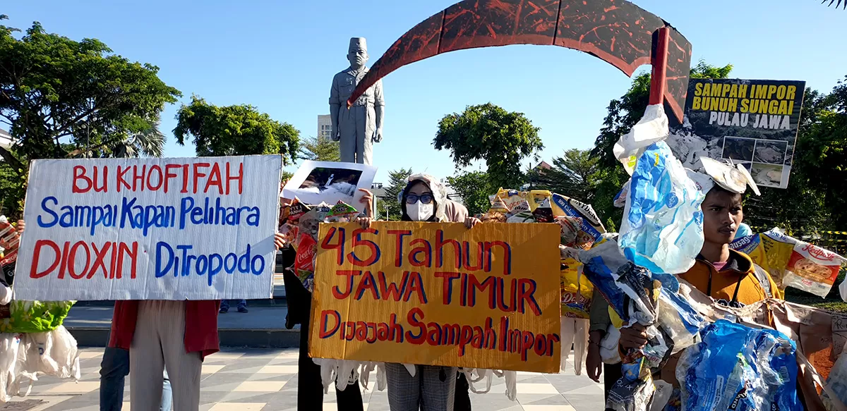 Aktivis lingkungan dan mahasiswa menyerukan Jawa Timur darurat dioksin akibat maraknya kembali sampah plastik impor. Foto: Petrus Riski/Mongabay Indonesia