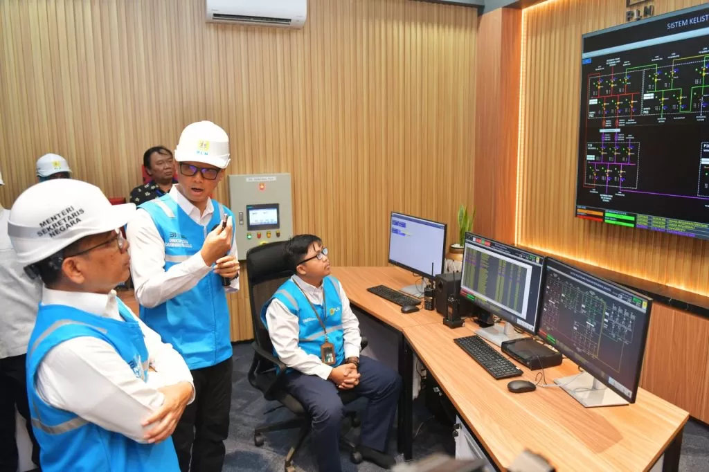 Dirut PLN Darmawan Prasojo saat mendampingi Mensesneg Pratikno meninjau sistem kelistrikan Istana Kepresidenan Jakarta, Selasa (1/8/2023). foto: dok