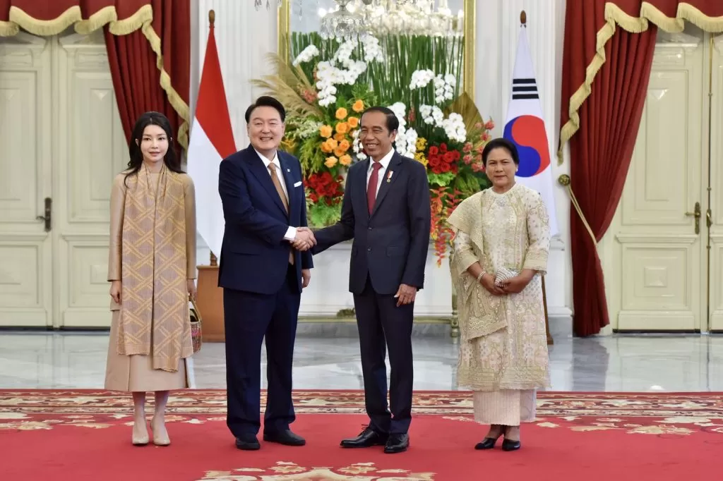 Presiden Jokowi dan Ibu Iriana Jokowi menerima kunjungan resmi Presiden Republik Korea Yoon Suk Yeol beserta istrinya, Kim Keon Hee, di Istana Merdeka, Jakarta, Jumat (8/9/2023).  foto: ist