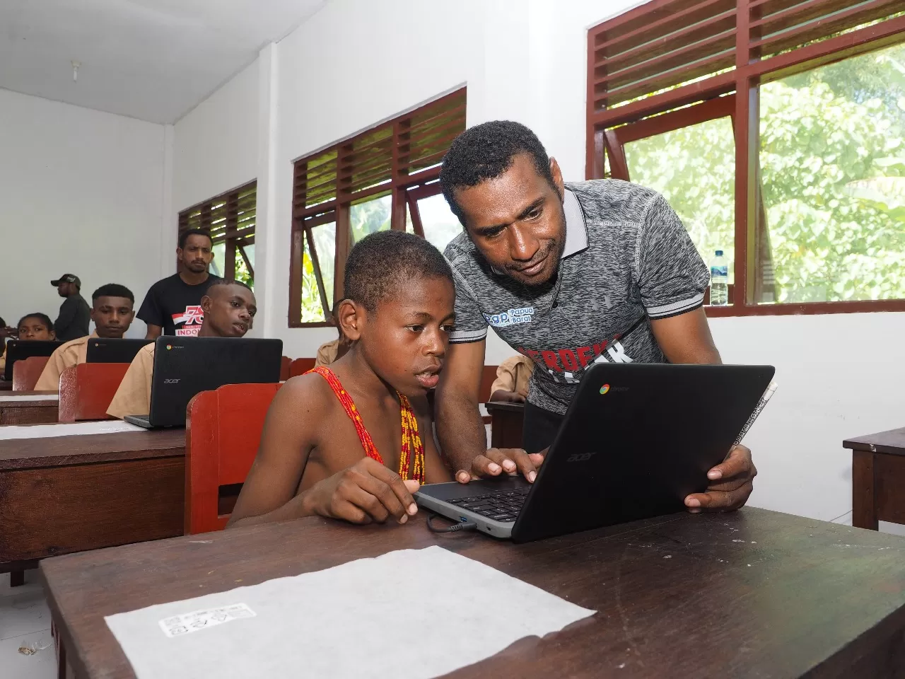 Murid dan guru pada salah satu SD di Provinsi Papua Barat Daya tetap semangat belajar, meskpiun fasilitas belajar sangat terbatas. Foto: Kemenristekdikti