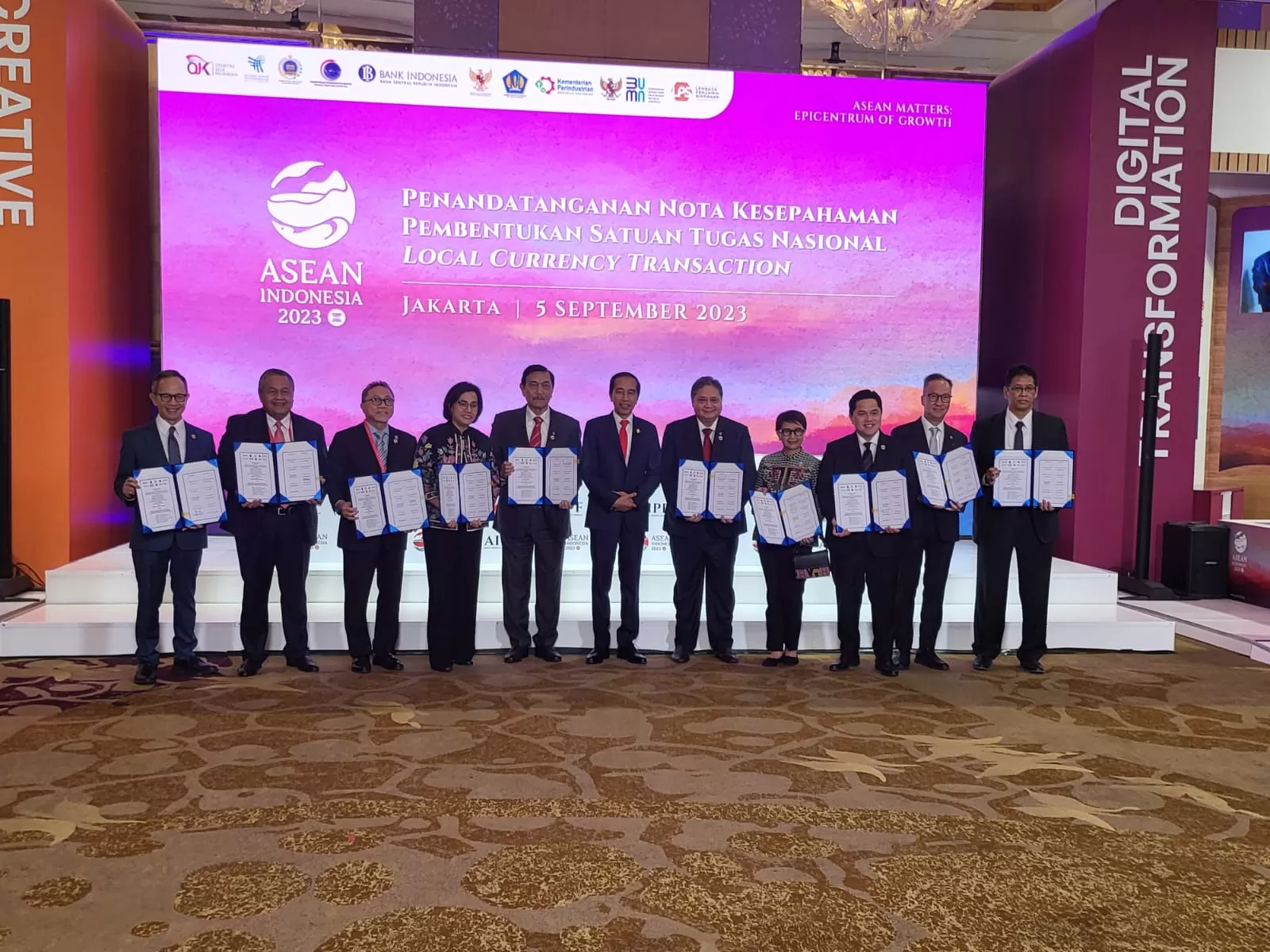 Presiden Joko Widodo dan jajaran menteri dan pemimpin lembanga bidang ekonomi dan keuangan berfoto bersama di sela-sela KTT ASEAN, di Jakarta, Selasa (5/9/2023). Foto: BI