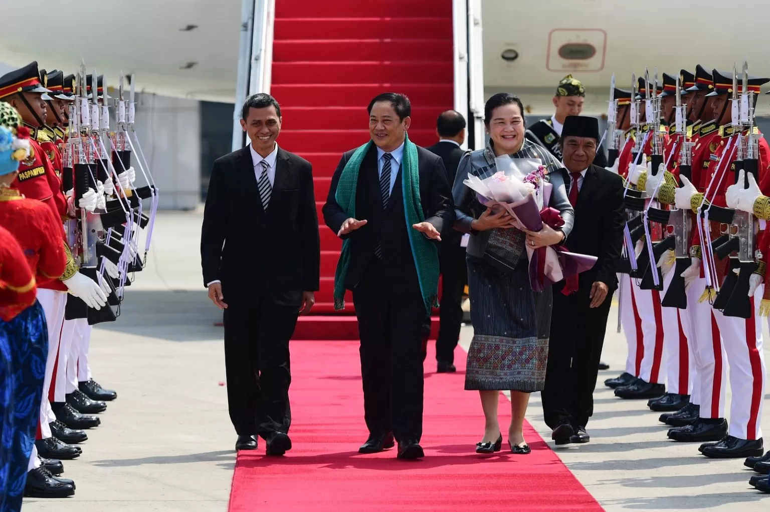 PM Laos Sonexay Siphandone beserta pendamping tiba di Bandara Soekarno Hatta, Tangerang, Banten, Senin (4/9/2023), disambut Pj Gubernur Banten Al Muktabar dan Staf Ahli Menteri Bidang Hubungan Kelembagaan dan Masyarakat, Kemendikbudristek, Muhammad Adlin Sila. Foto: Setkab