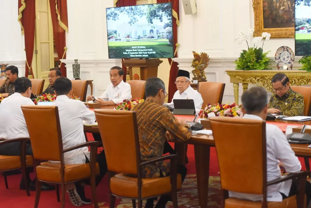 Presiden Jokowi memimpin ratas mengenai integrasi moda transportasi publik, di Istana Merdeka, Jakarta, Rabu (27/9/2023). foto: ist