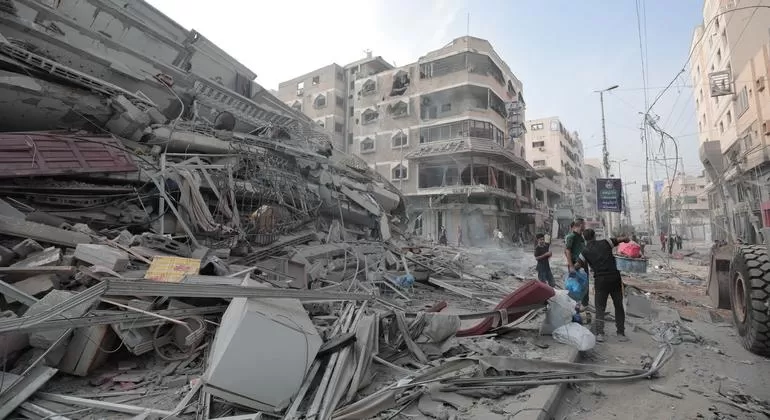 Sebueh gedung roboh di jalur gaza, Senin (9/10/2023). Foto: PBB