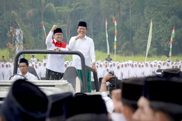 Gus Muhaimin saat memimpin peringatan Hari Santri Nasional (HSN) di Lapangan Tegalrejo, Magelang, Jawa Tengah, Minggu (22/10/2023). foto: ist