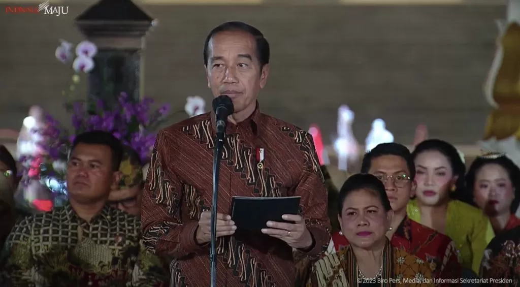 Presiden Jokowi membuka Istana Berbatik, di halaman Istana Merdeka, Jakarta, Minggu (1/10/2023) malam, senbagi peringatan Hari Batik Nasional. foto: ist
