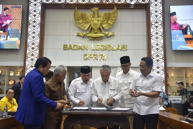 Ketua Baleg DPR RI Supratman Andi Agtas (kanan) secara resmi menyepakati RUU Tentang Perubahan Keempat Atas UU Nomor 1 Tahun 2015 Tentang  Pemilihan Gubernur, Bupati dan Walikota menjadi usulan inisiatif DPR. di Gedung Nusantara I DPR RI, Senayan, Jakarta, Rabu (25/10/2023). foto: ist