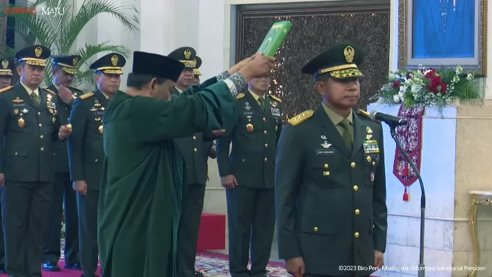 Presiden Jokowi melantik Letjen Agus Subiyanto sebagai Kepala Staf Angkatan Darat (KSAD), di Istana Negara, Jakarta, Rabu (25/10/2023). foto: ist
