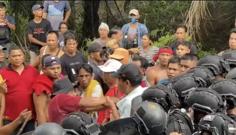 Bentrokan antara pihak kepolisian dengan warga di kebun sawit, Seruyan, Kalimantan Tengah (Kalteng) terjadi saat aksi demo  pada Sabtu (7/10/2023) kemarin. foto: ist