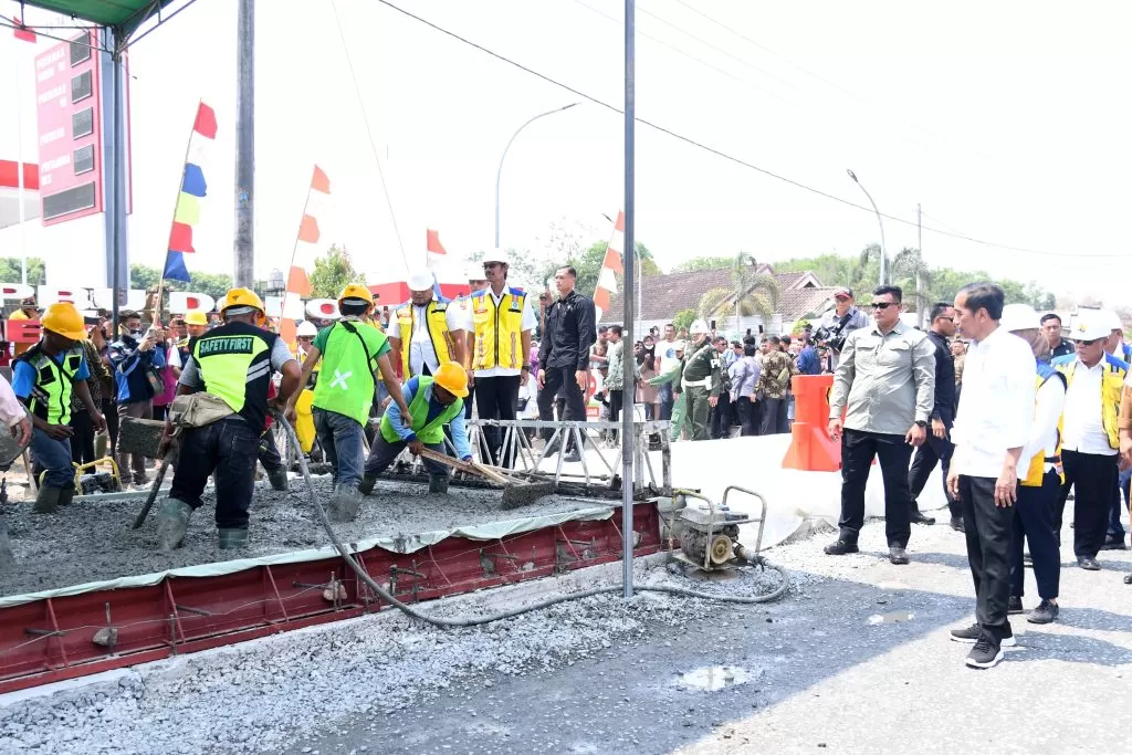 Presiden Jokowi meninjau preservasi rekonstruksi jalan ruas Simpang Randu-Seputih Surabaya di Kabupaten Lampung Tengah, Provinsi Lampung, Jumat (27/10/2023). foto: ist