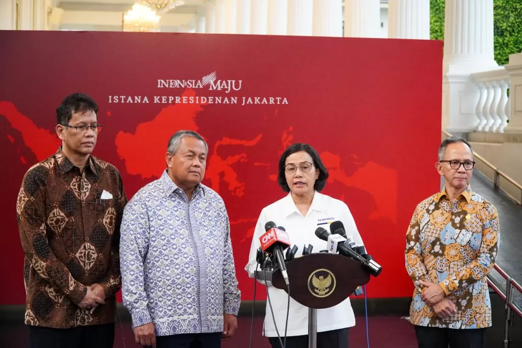 Menkeu Sri Mulyani, Gubernur BI Perry Warjiyo, Ketua DK OJK Mahendra, dan Ketua DK LPS Yudhi Purbaya memberikan keterangan pers di Kompleks Istana Kepresidenan, Jakarta, Senin (23/10/2023). foto: ist