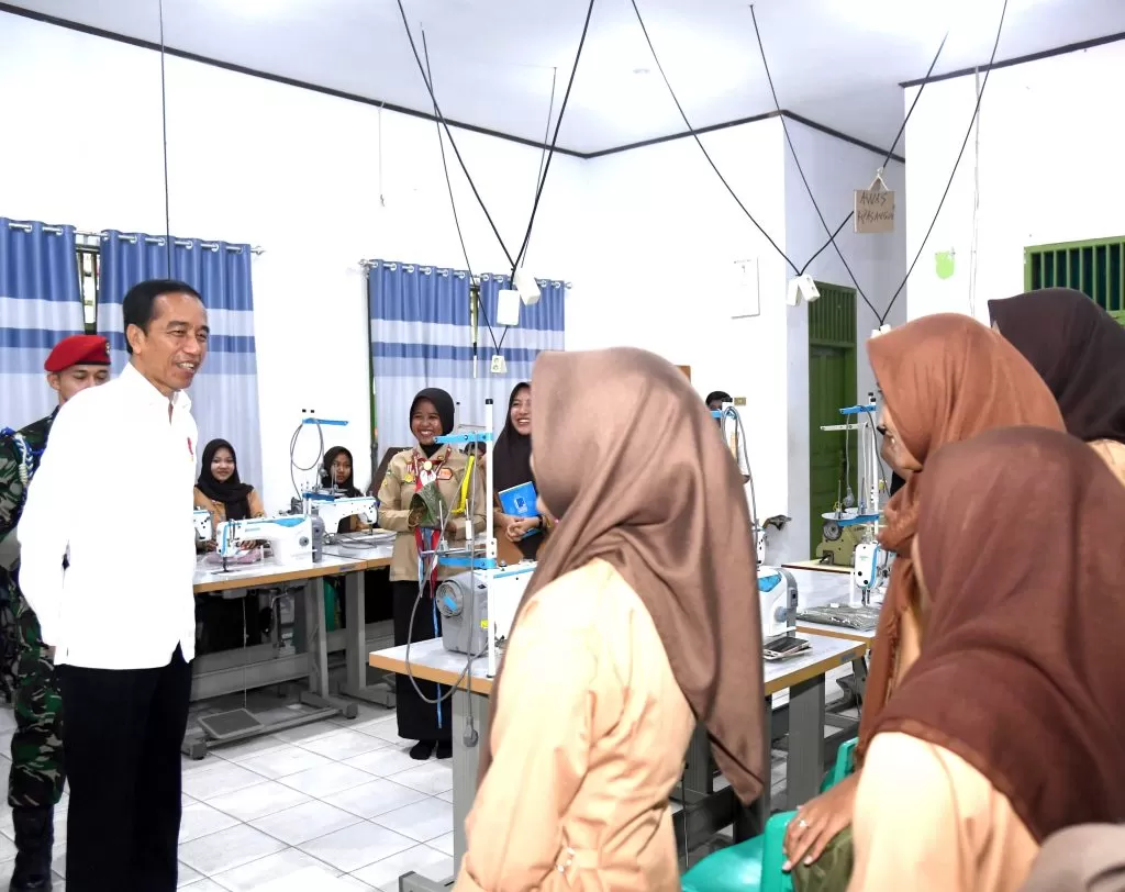 Presiden Jokowi mengunjungi dan meninjau langsung proses pembelajaran di SMK Negeri 3 Kota Metro, Jumat (27/10/2023). foto: ist