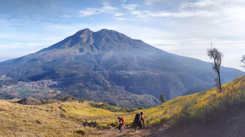 Gunung Lawu Keindahan dan Spiritualitas di Puncak Tertinggi Tiga Provinsi -  Esensi