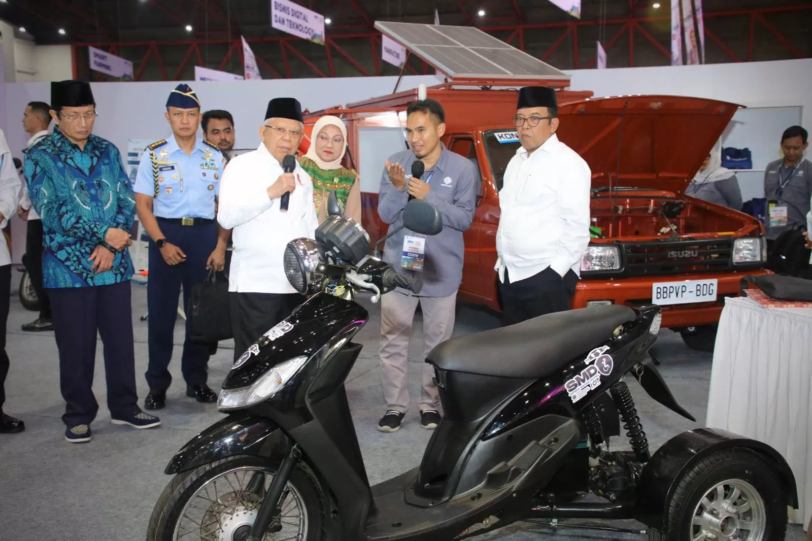 Menaker Ida Fauziyah mendampingi Wapres di acara Job Fair Nasional 2023 yang diselenggarakan  Kemnaker. foto: ist