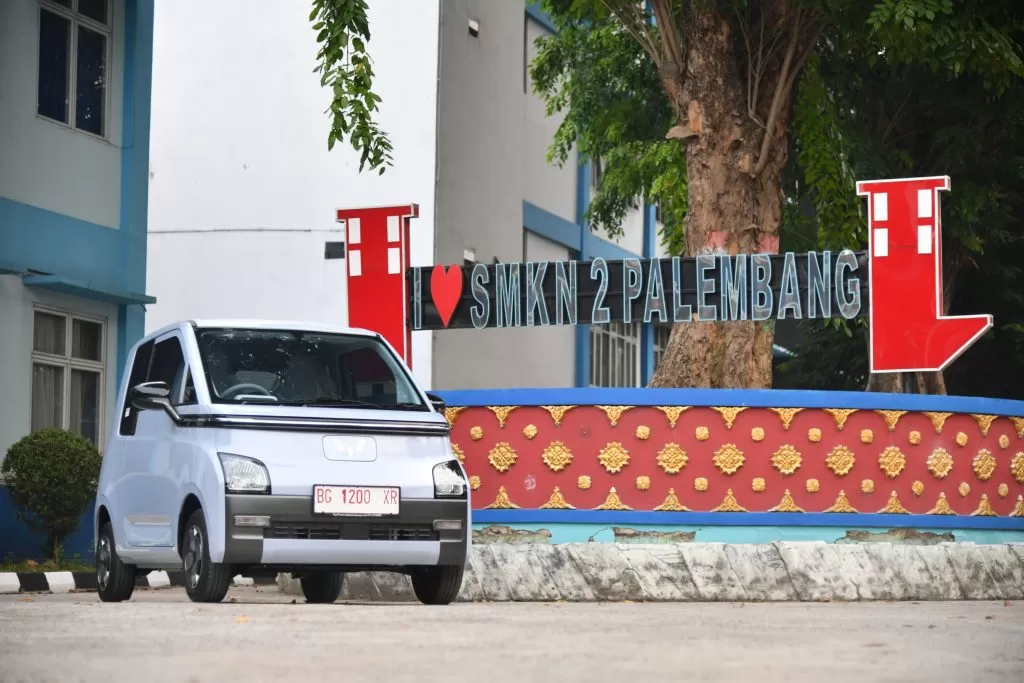 Presiden Jokowi menghadiahi mobil listrik untuk SMK Negeri 2 Palembang, Kota Palembangm Provinsi Sumatera Selatan, Kamis (26/10/2023). foto: ist