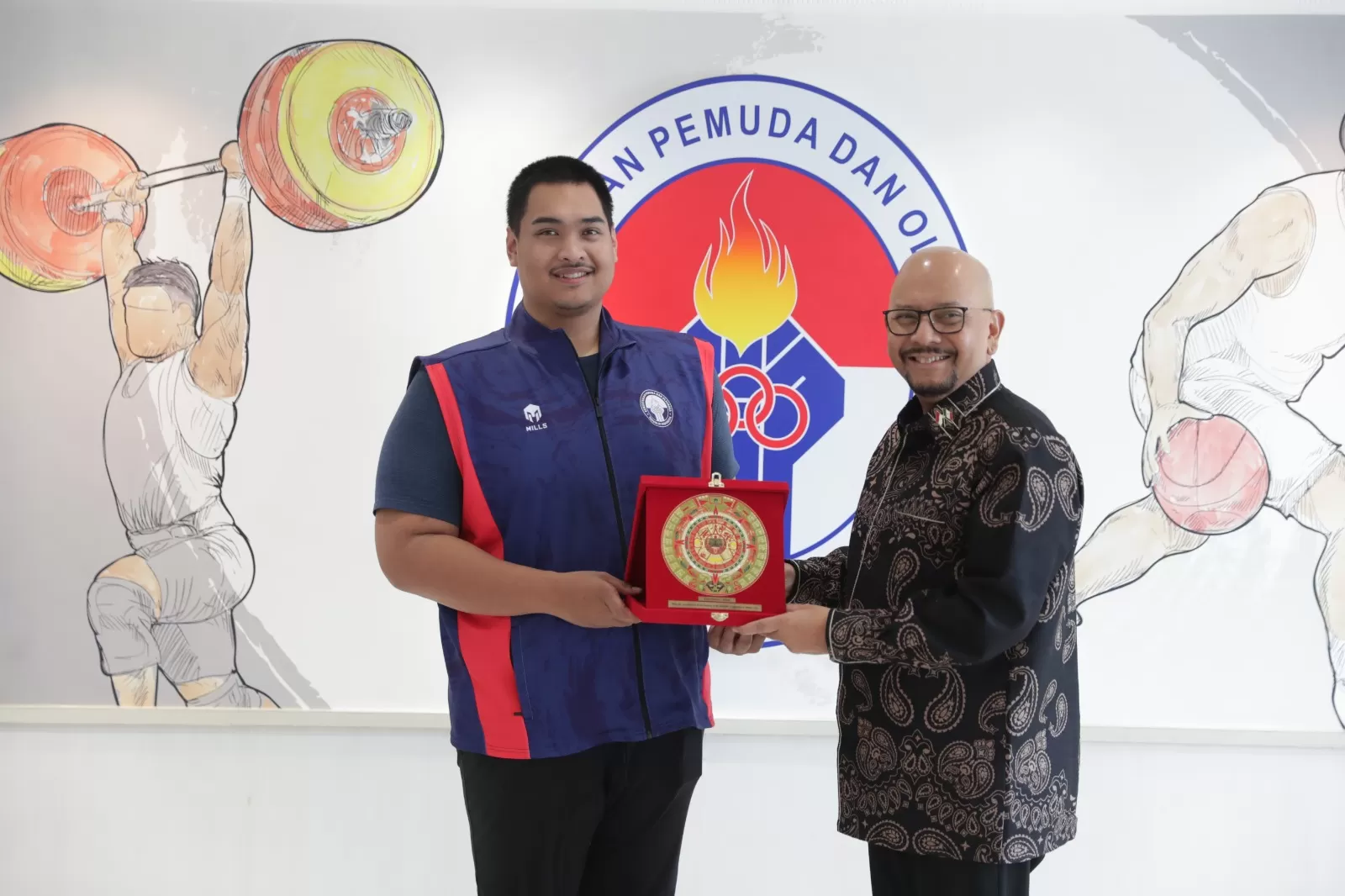 Menpora Dito  menerima cindramata dari Dubes Indonesia untuk Mexico City, Cosmas Cheppy Triprakoso Wartono usai beraudiensi mengenai tindaklanjut kerjasama di bidang olahraga pencak silat. foto: ist