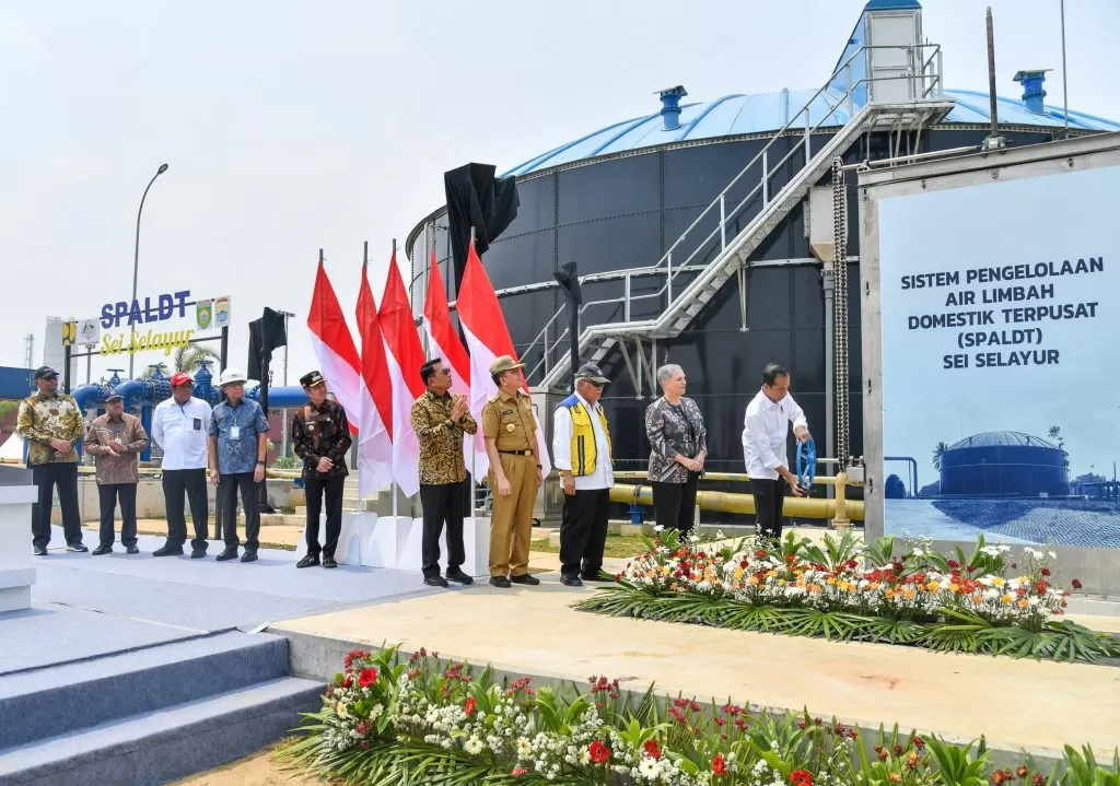 Presiden Jokowi saat meresmikan Sistem Pengelolaan Air Limbah Domestik Terpusat (SPALDT) Sei Selayur di Kecamatan Kalidoni, Palembang, Sumatera Selatan, Kamis (26/10/2023). foto: ist