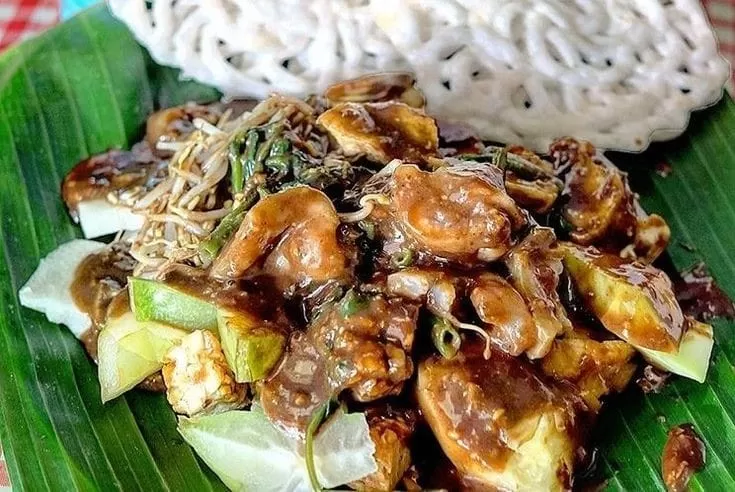 Rujak Cingur: Kuliner Khas Surabaya yang Menggoda Selera - Esensi