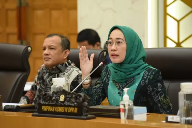 Wakil Ketua Komisi IV Anggia Erma Rini saat membacakan kesimpulan Rapat Kerja Komisi IV dengan Kementan di Gedung Nusantara, Senayan, Jakarta, Senin (13/11/2023). foto: ist