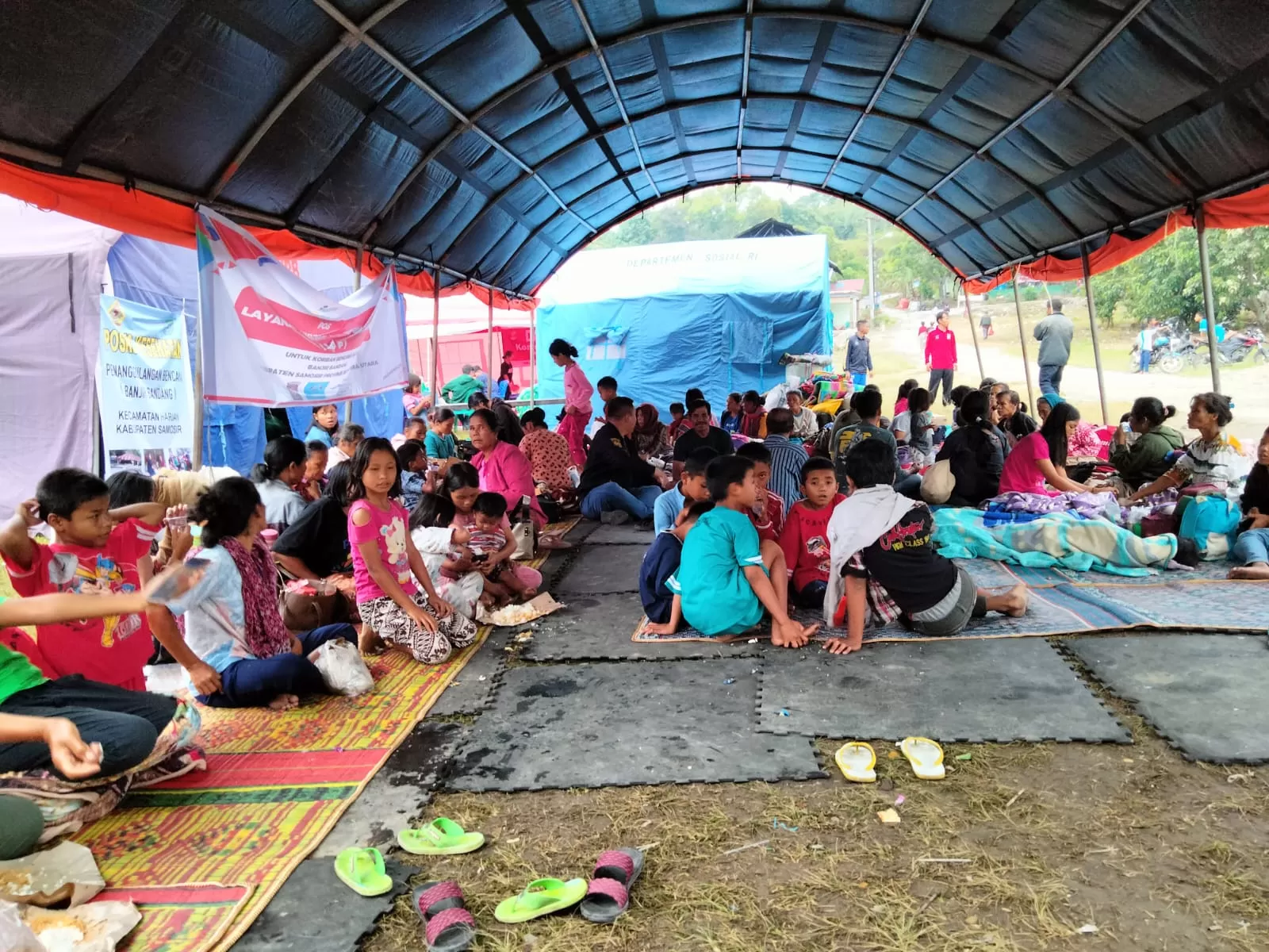 Warga terdampak banjir di Kabupaten Samosir, Provinsi Sumatera Utara (Sumut), berada di tenda pengungsian. 