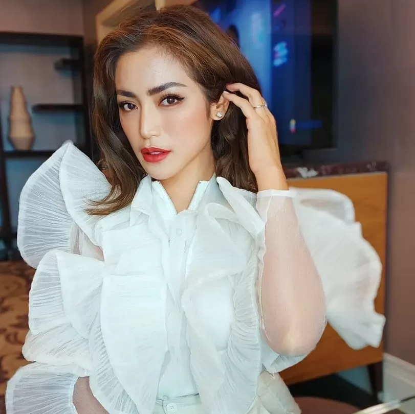 Selebritas Jessica Iskandar yang mengaku menjadi korban penipuan sewa mobil. Foto: IG jedar_fans_page 