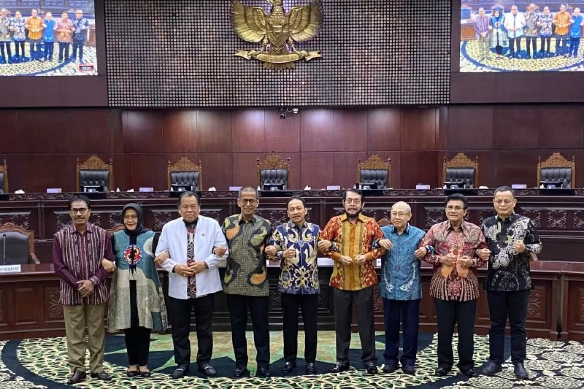 Rapat Permusyawaratan Hakim (RPH) yang dipimpin oleh Wakil Ketua Mahkamah Konstitusi (MK), Saldi Isra memutuskan Hakim Konstitusi Suhartoyo menggantikan Anwar Usman sebagai Ketua MK/ANTARA