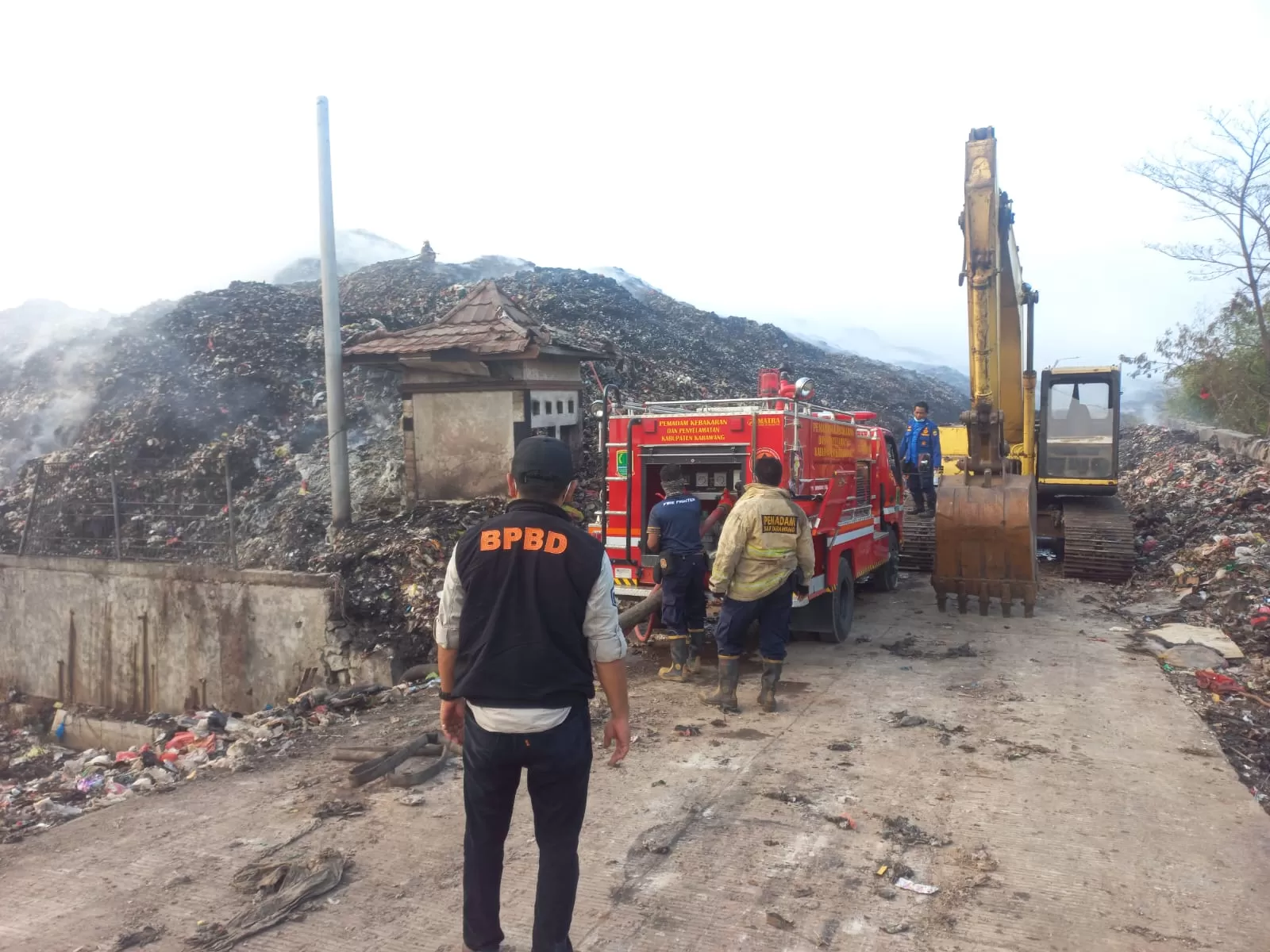 Tim gabungan masih terus berupaya memadamkan sisa titik api dari kebakaran TPA Jalupang, Karawang, Jawa Barat, Selasa (31/10/2023). Foto: BNPB