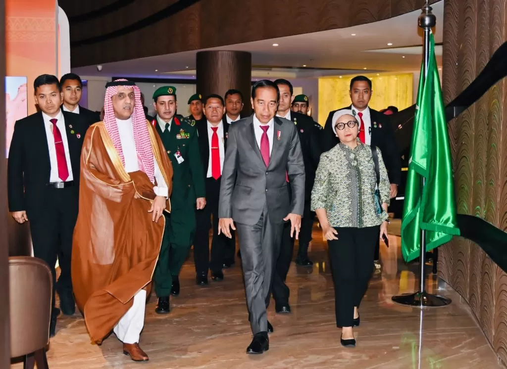 Presiden Jokowi tiba di Riyadh, Arab Saudi, untuk mengikuti KTT OKI, Sabtu (11/11/2023). foto: int