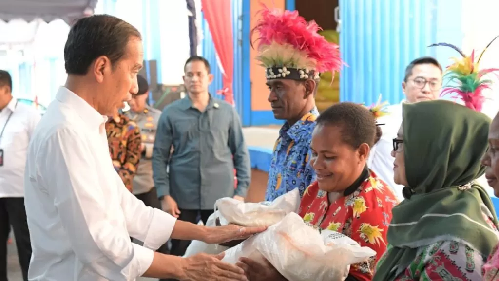 Presiden Jokowi menyerahkan bantuan pangan cadangan beras pemerintah (CBP) kepada sejumlah KPM, di Komplek Pergudangan Bulog Mandala, Biak Numfor, Papua, Rabu (22/11/2023). foto: ist
