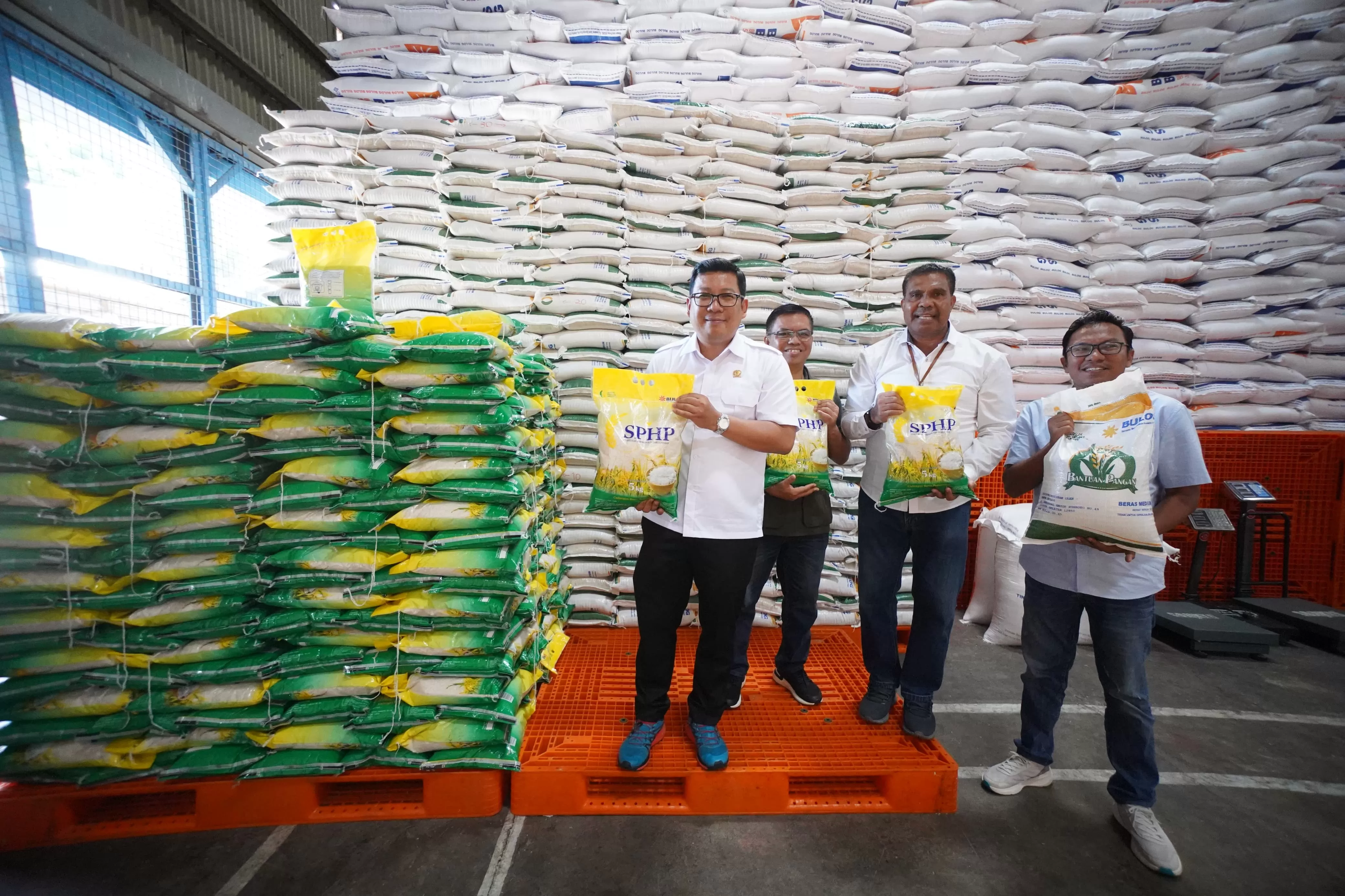 Kepala Bapanas Arief Prasetyo Adi meninjau langsung Gudang Argapura Perum Bulog di Jayapura, Papua,  Rabu (22/11/2023). foto: ist