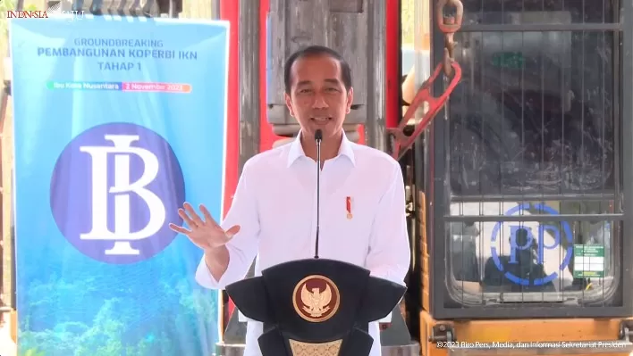 Presiden Jokowi melakukan peletakan batu pertama komplek perkantoran BI, di IKN, Penajam Paser Utara, Kaltim, Kamis (2/11/2023). foto: ist