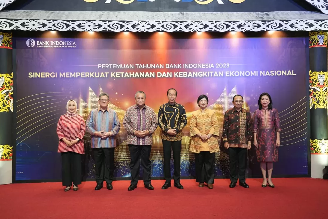 Presiden Jokowi, Gubernur Bank Indonesia Perry Warjiyo dan jajaran Deputi Gubernur BI, di Pertemuan Tahunan Bank Indonesia (PTBI) 2023 yang digelar secara hybrid di Jakarta, Rabu (29/11/2023). Foto: BI