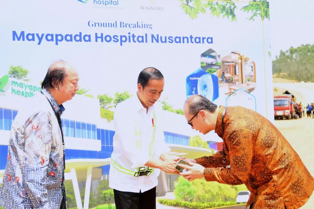 Presiden Jokowi melakukan groundbreaking atau peletakan batu pertama Rumah Sakit (RS) Mayapada Hospital Nusantara di Kabupaten Penajam Paser Utara, Provinsi Kalimantan Timur (1/11/2023). foto: ist