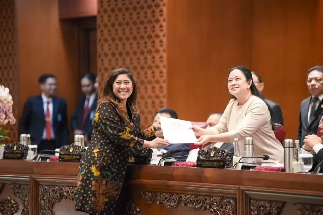 Ketua Komisi I DPR RI Meutya Hafid menyerahkan laporan pembahasan fit and proper test kepada Ketua DPR RI Puan Maharani di Gedung Nusantara, Senayan, Jakarta, Selasa (21/11/2023). foto: ist