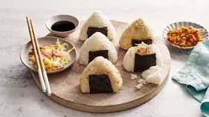 Foto Makanan Onigiri/https://food-images.files.bbci.co.uk/food/recipes/onigiri_39079_16x9.jpg