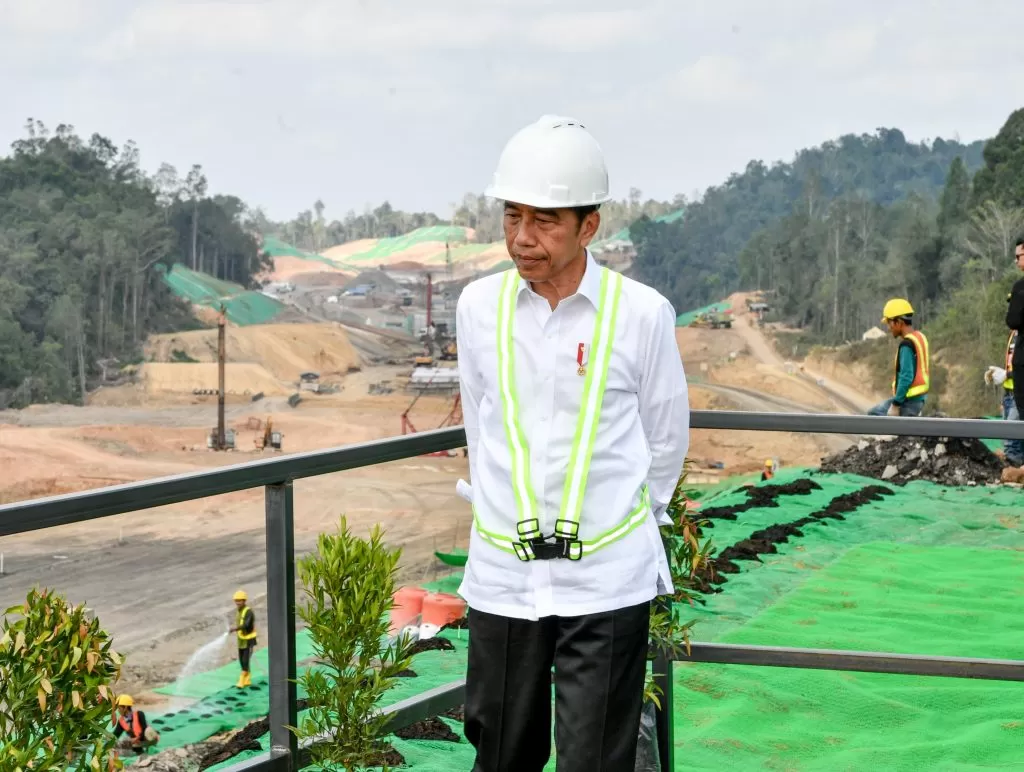 Presiden Joko Widodo meninjau proyek Jalan Tol IKN (1/11/2023). foto: ist