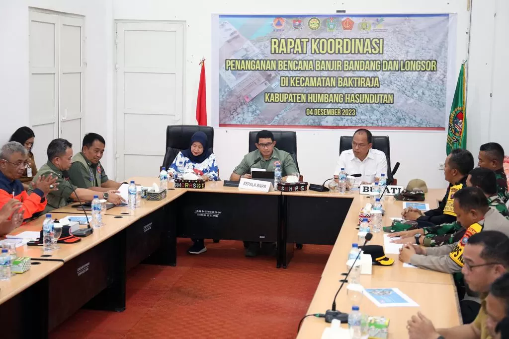 Kepala BNPB Letjen TNI Suharyanto (kemeja dan rompi hijau) memberikan arahan dalam Rakor Penanganan Bencana Banjir Bandang dan Tanah Longsor di Kecamatan Baktiraja, Humbahas di Kantor Bupati Humbahas, Senin (4/12/2023). foto: ist